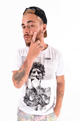 Em nova fase da carreira, cantor Joey Mattos lança dois novos singles